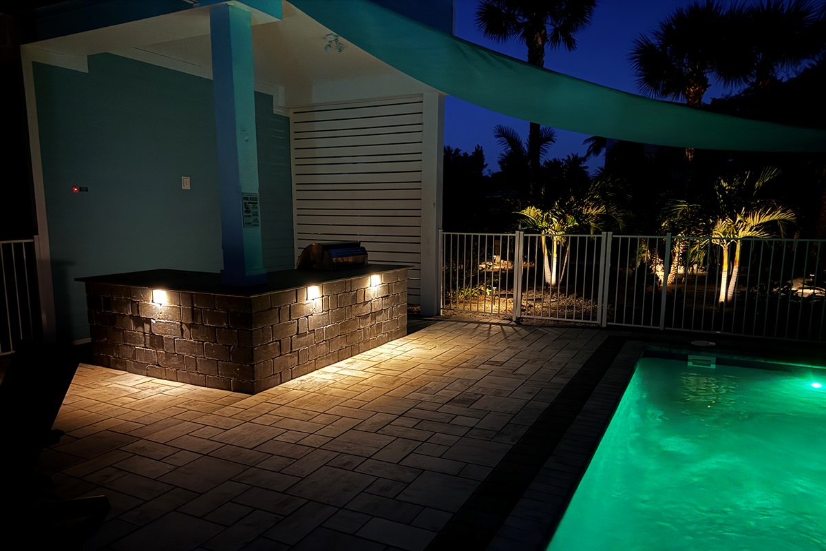 Sun, swims, and sunset grilling 🍹🔥 Our new outdoor kitchen at Tortuga Sunset is ready for poolside BBQs, cold drinks from the fridge, and catching the game on TV without ever leaving the pool.