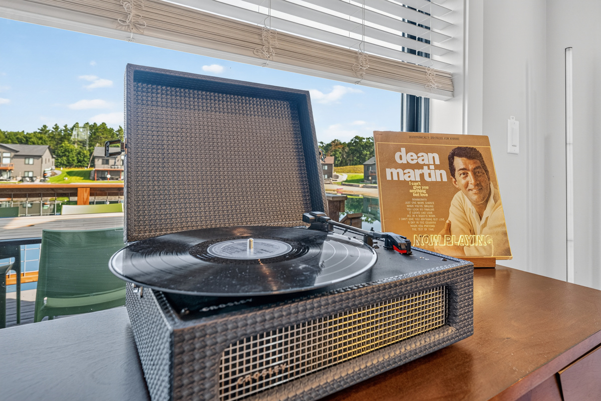 Lounge home - Sit, relax and listen to the bluetooth vinyl record