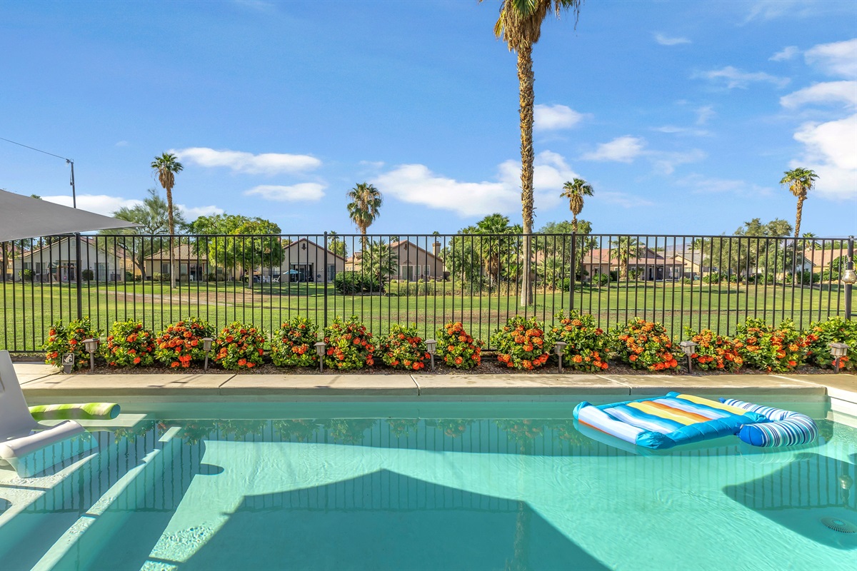 🌴 Poolside Paradise  Take in serene golf course views from the pool while you float, sip, or relax under the warm Indio sun.