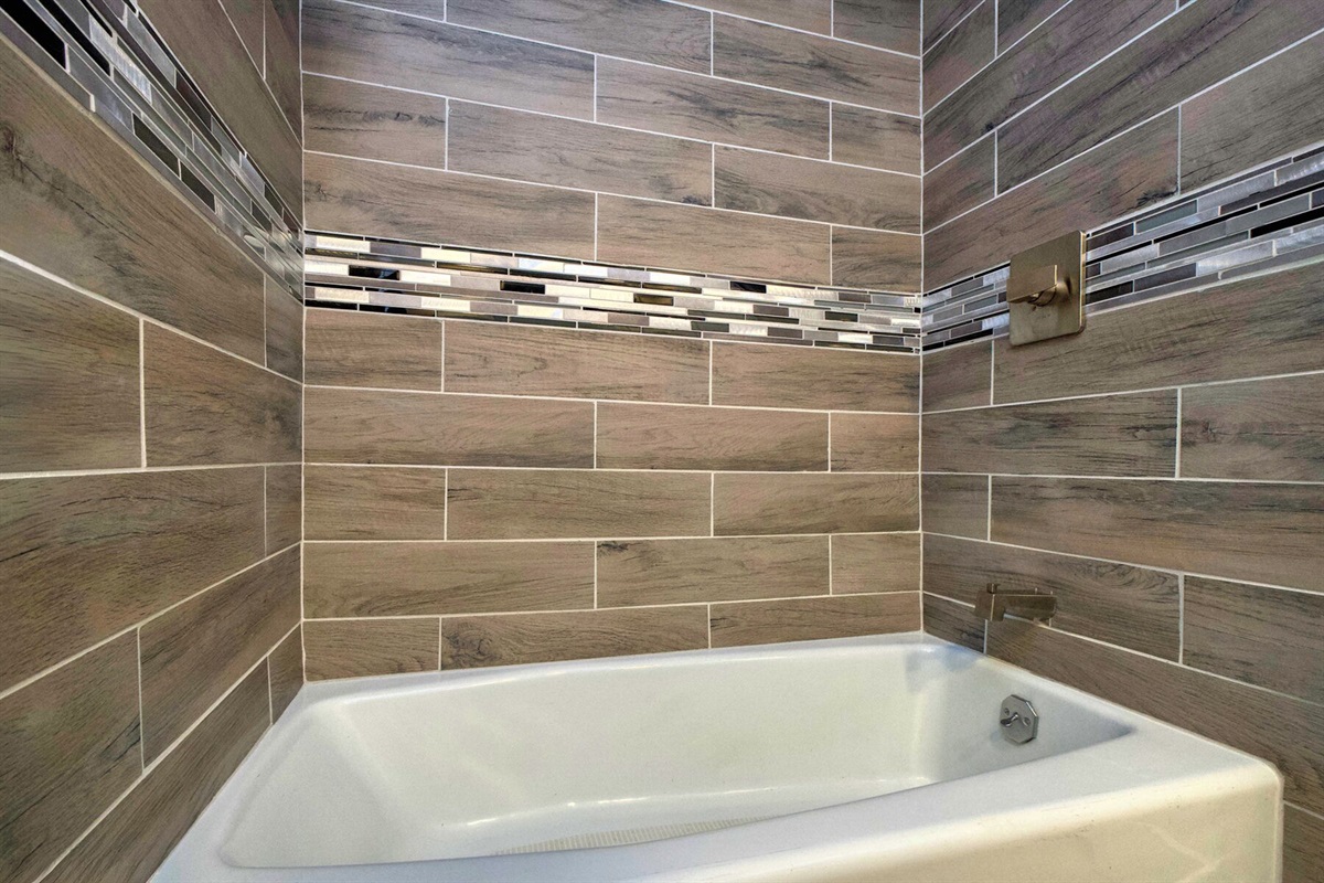 Downstairs bath tub / shower