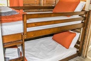 Twin bunk bed