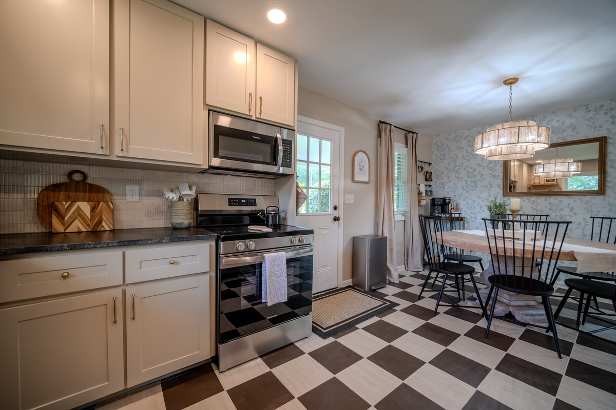 This well-stocked kitchen offers full-size appliances and plenty of room for preparing everything.
