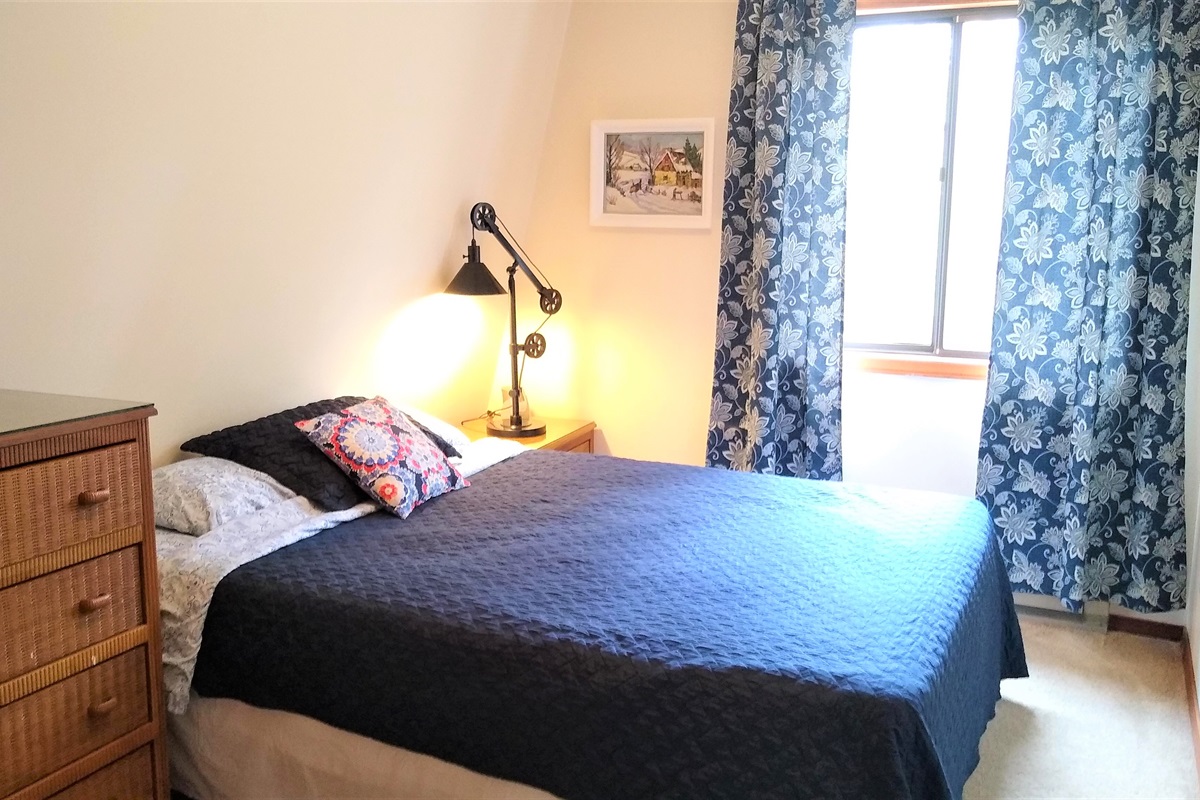 Queen Bed, upstairs 