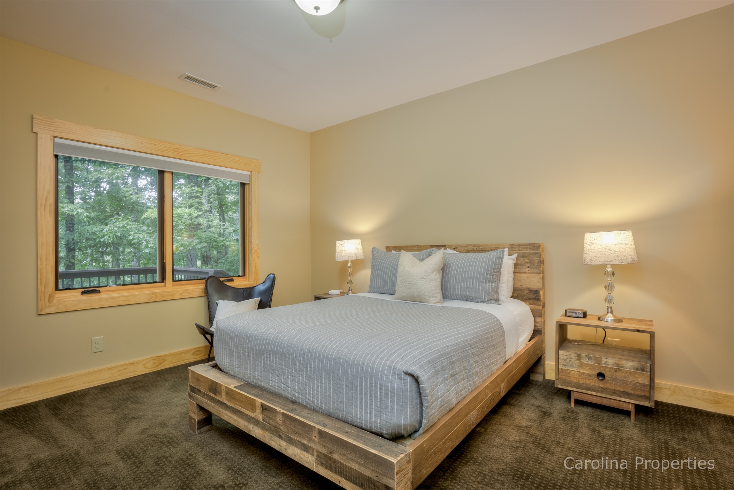 Bedroom with queen size bed