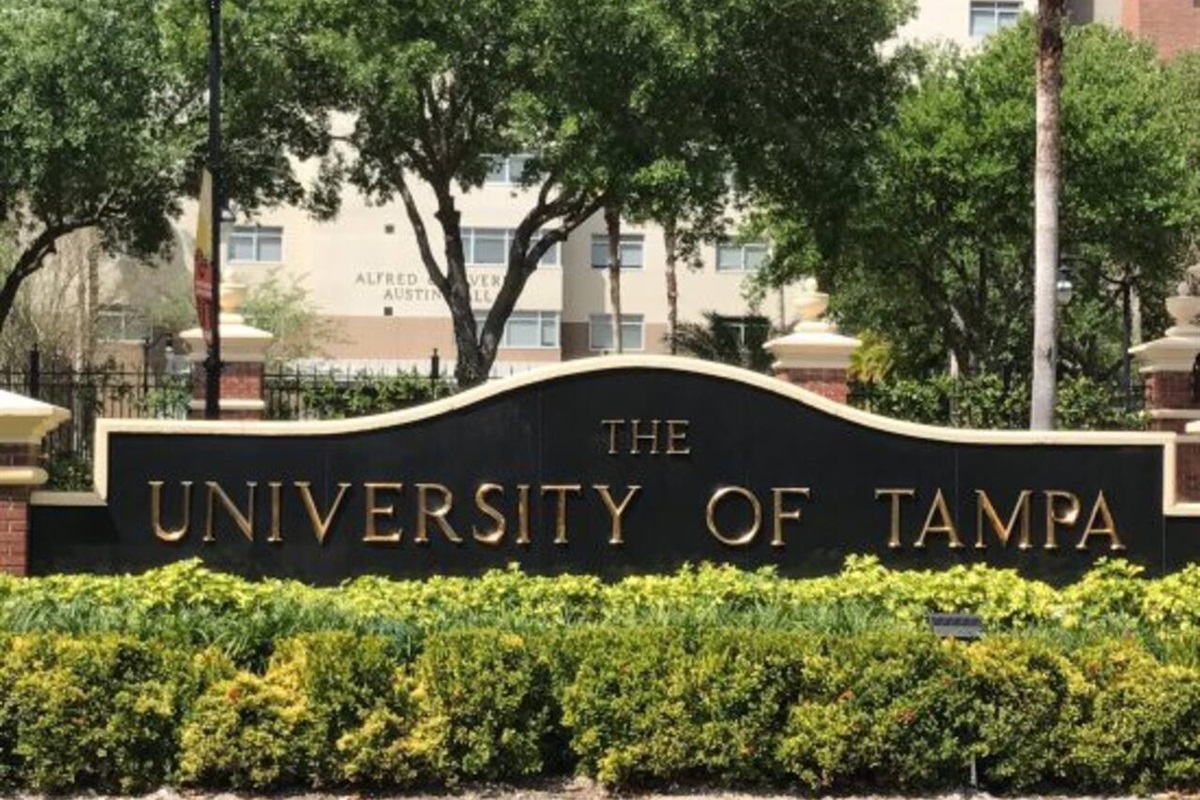 12 minutes to the University of Tampa!