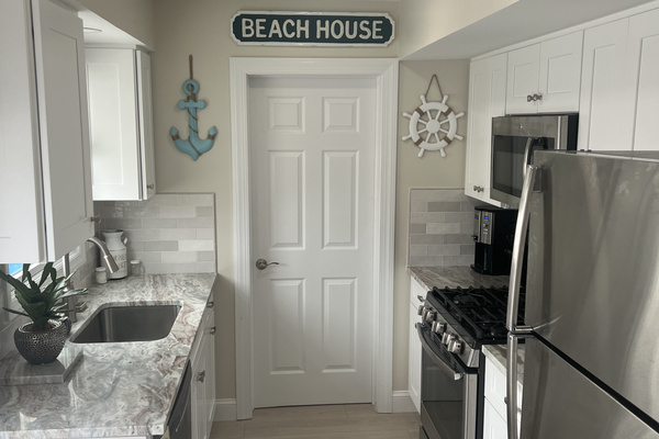 Fully equipped for cooking. Perfect for seafood dinners or game-day wings