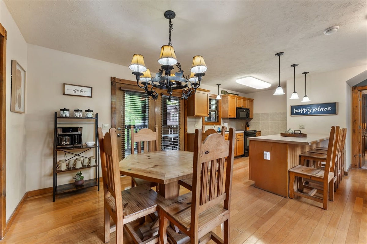 Gather everyone around the table for big breakfasts, family dinners and late-night games after a day exploring Branson.