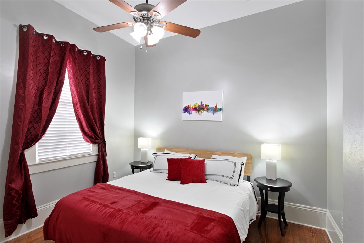 Bedroom 3. 1 king bed. 39" tv. Closet. Luggage rack.