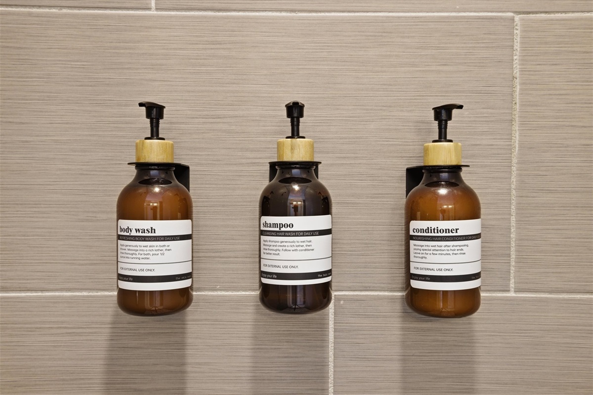 Right where you need them, the mounted shampoo, conditioner, and body wash in Unit 4 keep things simple and a little more elevated—no clutter, no digging around.