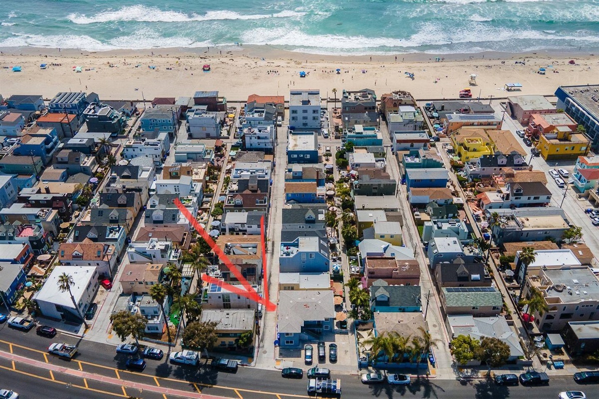 Great location. You can see the pacific beach in this picture. Also walking distance to the Bay!