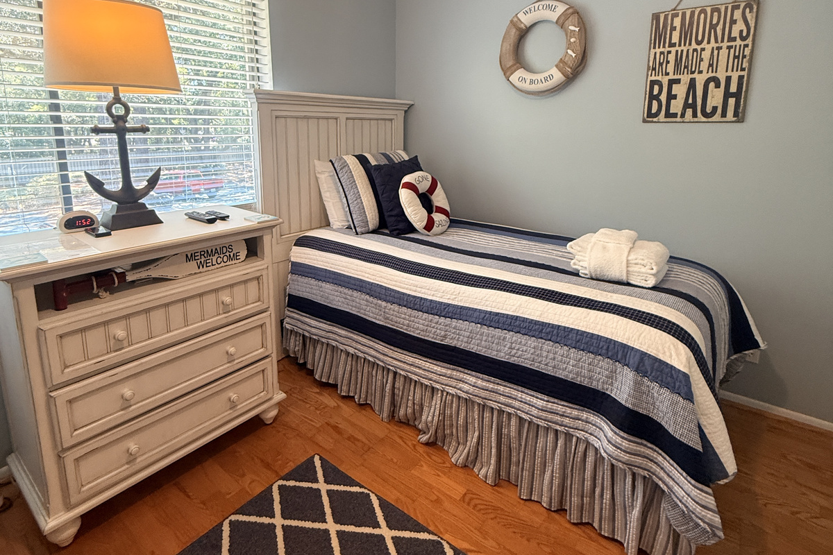 Second bedroom with two twin beds