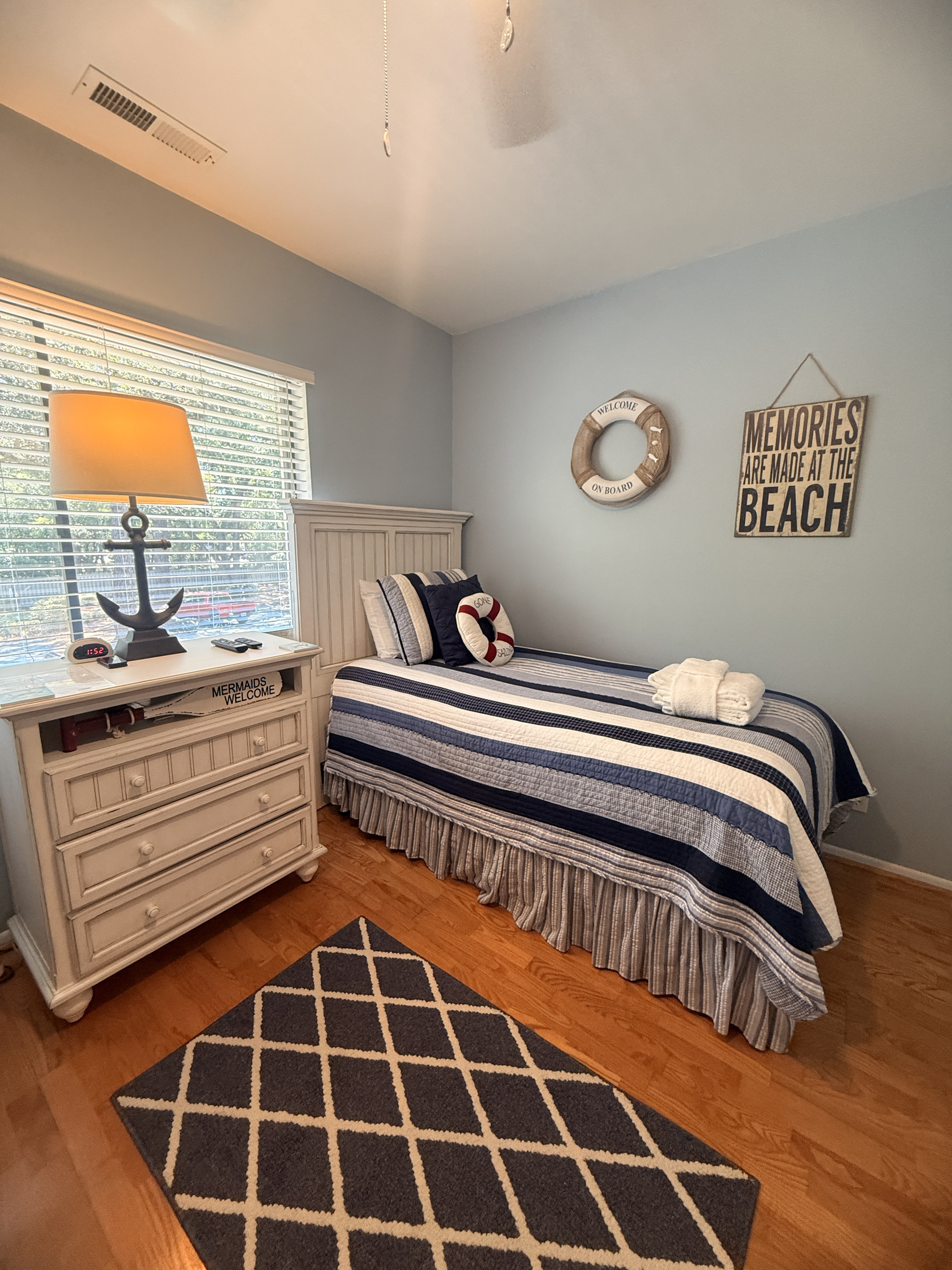 Second bedroom with two twin beds
