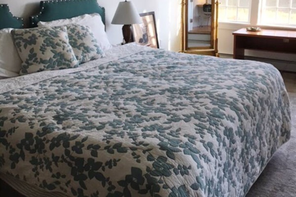 King Size bed with mountain views