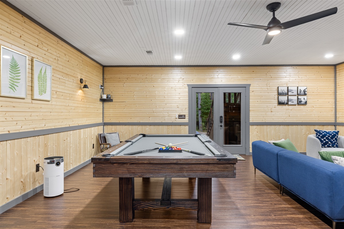 Secluded game room: endless fun, privacy. Pool, TV, DVD!
