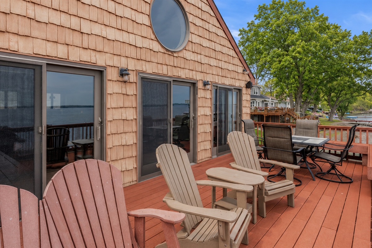 Enjoy breathtaking lake views from the spacious deck, ideal for relaxing and dining. 🚤🌅🪑