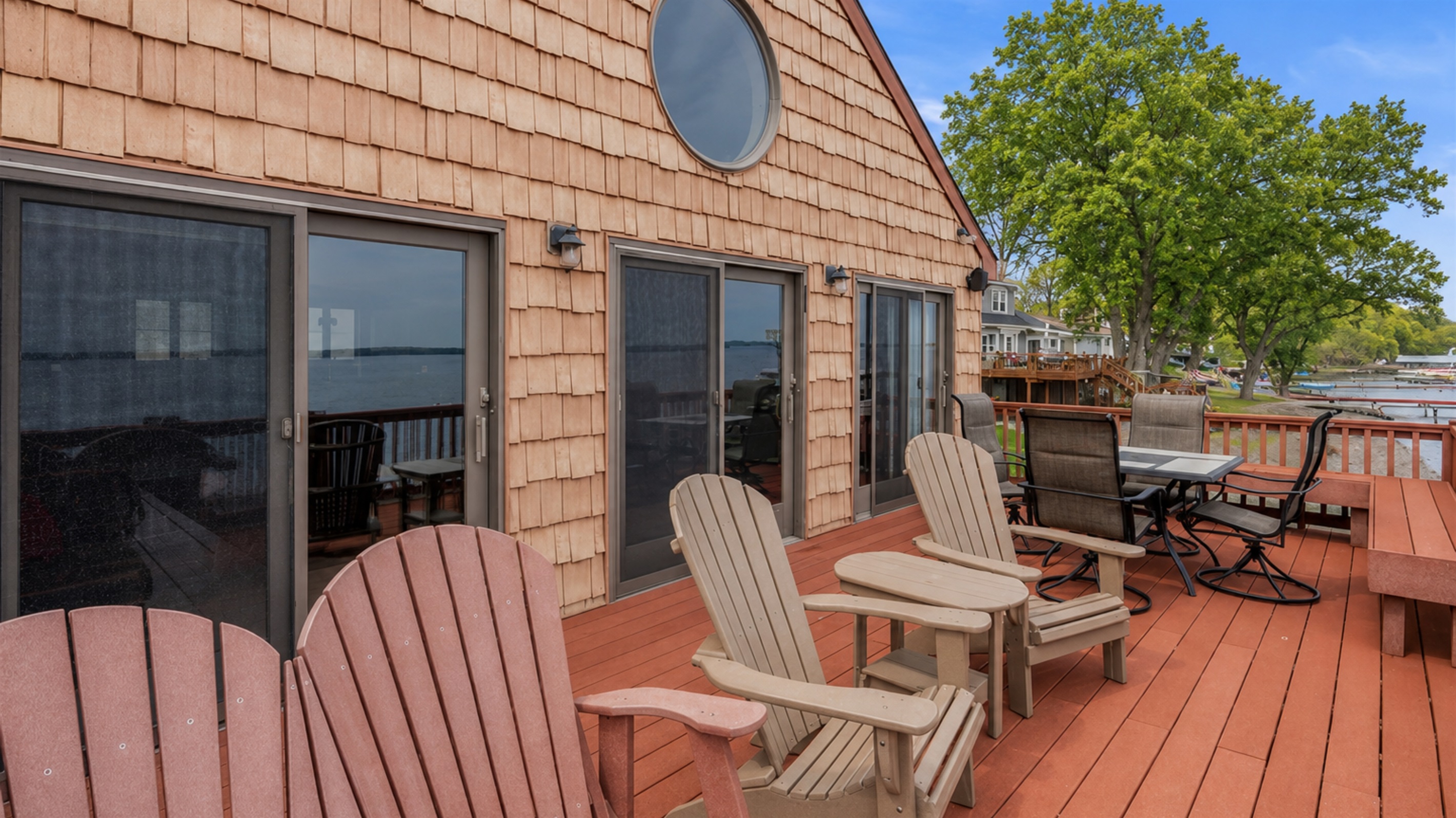 Enjoy breathtaking lake views from the spacious deck, ideal for relaxing and dining. 🚤🌅🪑