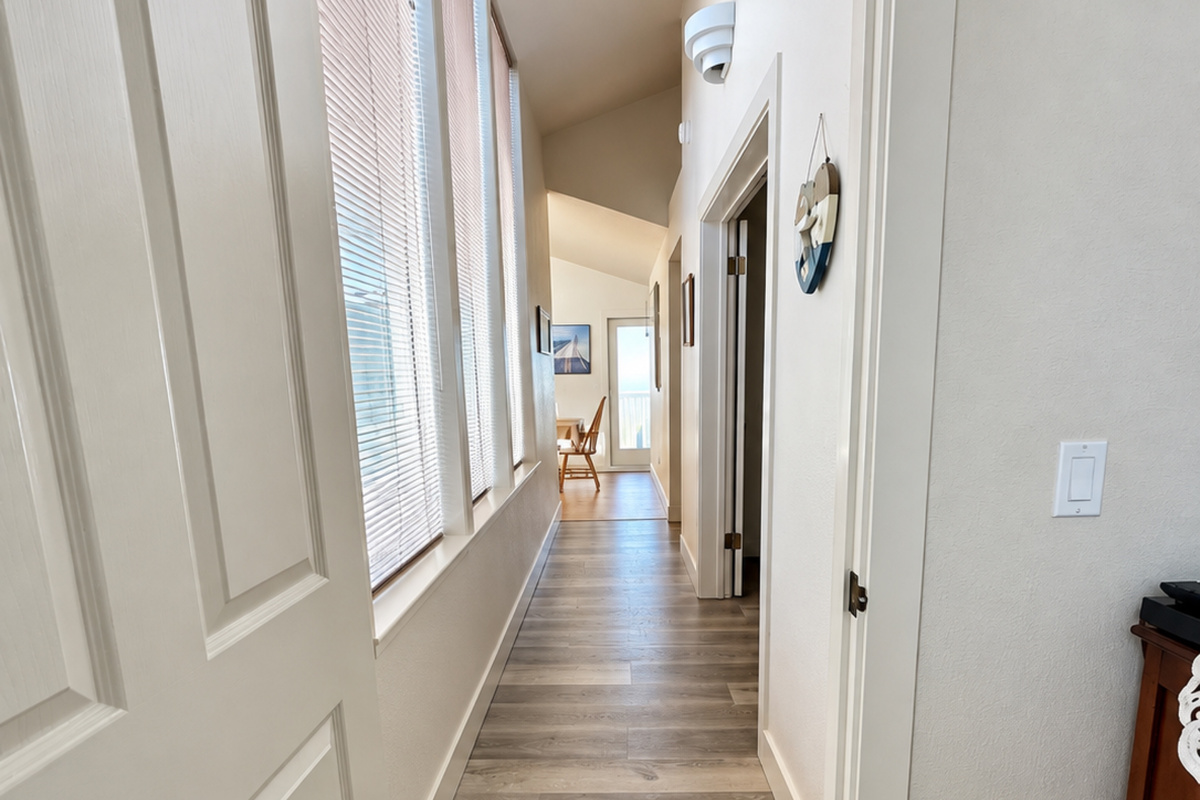 Hallway in back with between bedrooms