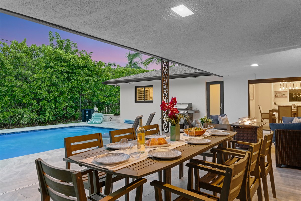 Catch Up Around the Table – Cozy Outdoor Dining Moments