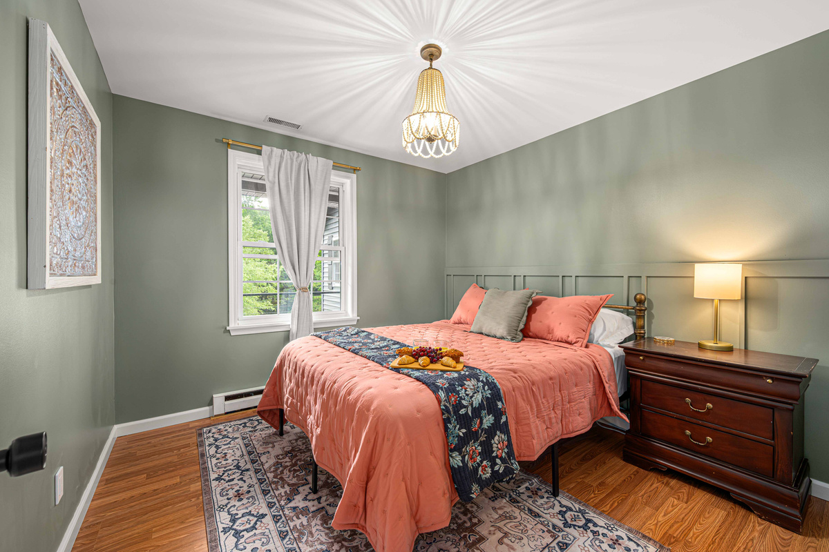 Charming Bedroom: Bright light and elegant decor invite relaxation and restful nights!