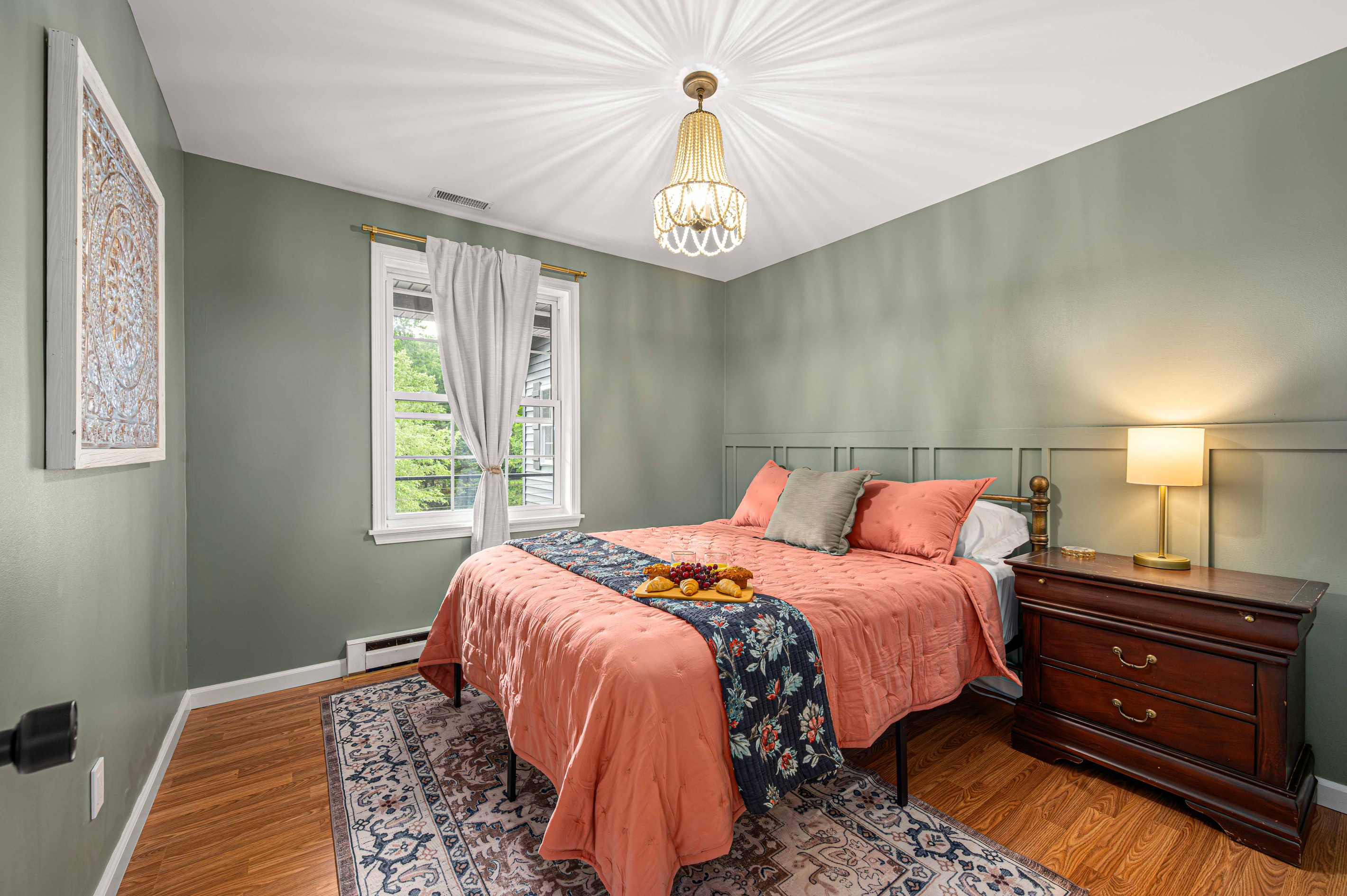 Charming Bedroom: Bright light and elegant decor invite relaxation and restful nights!