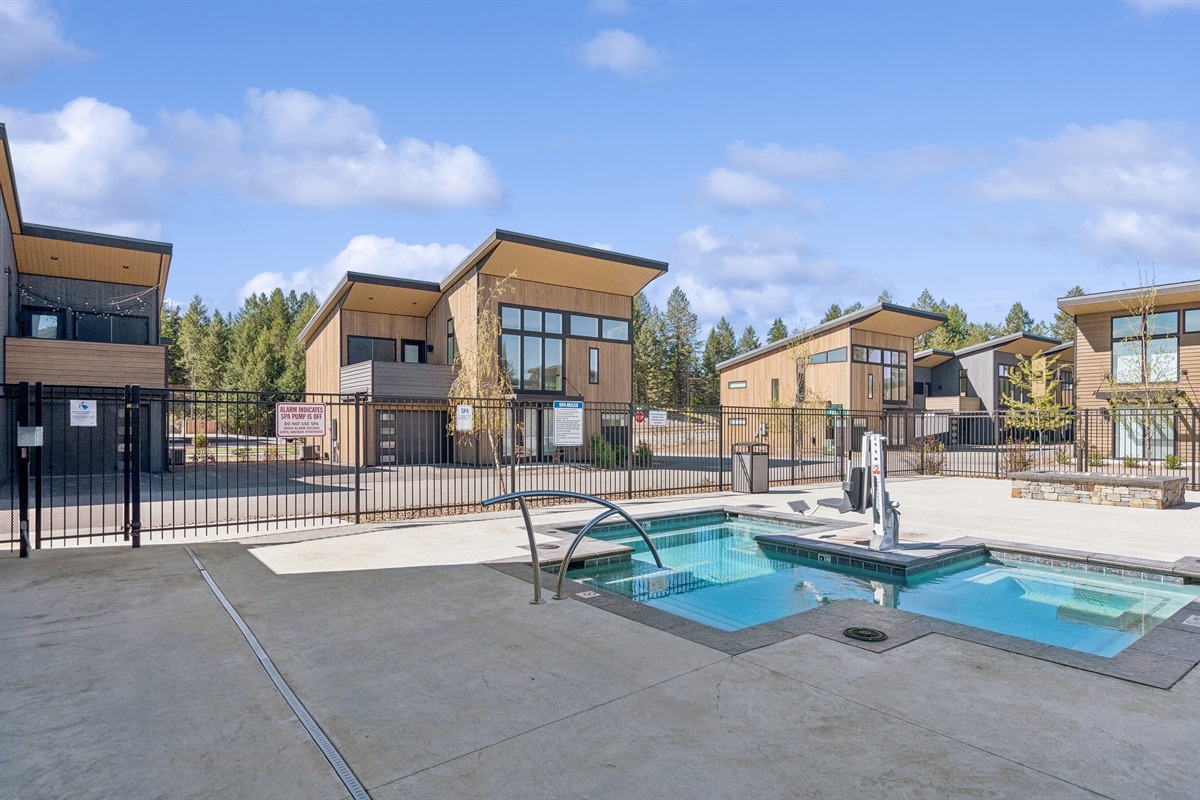 Outdoor Spa Oasis: Dive into relaxation with year-round hot tubs and stunning mountain views!