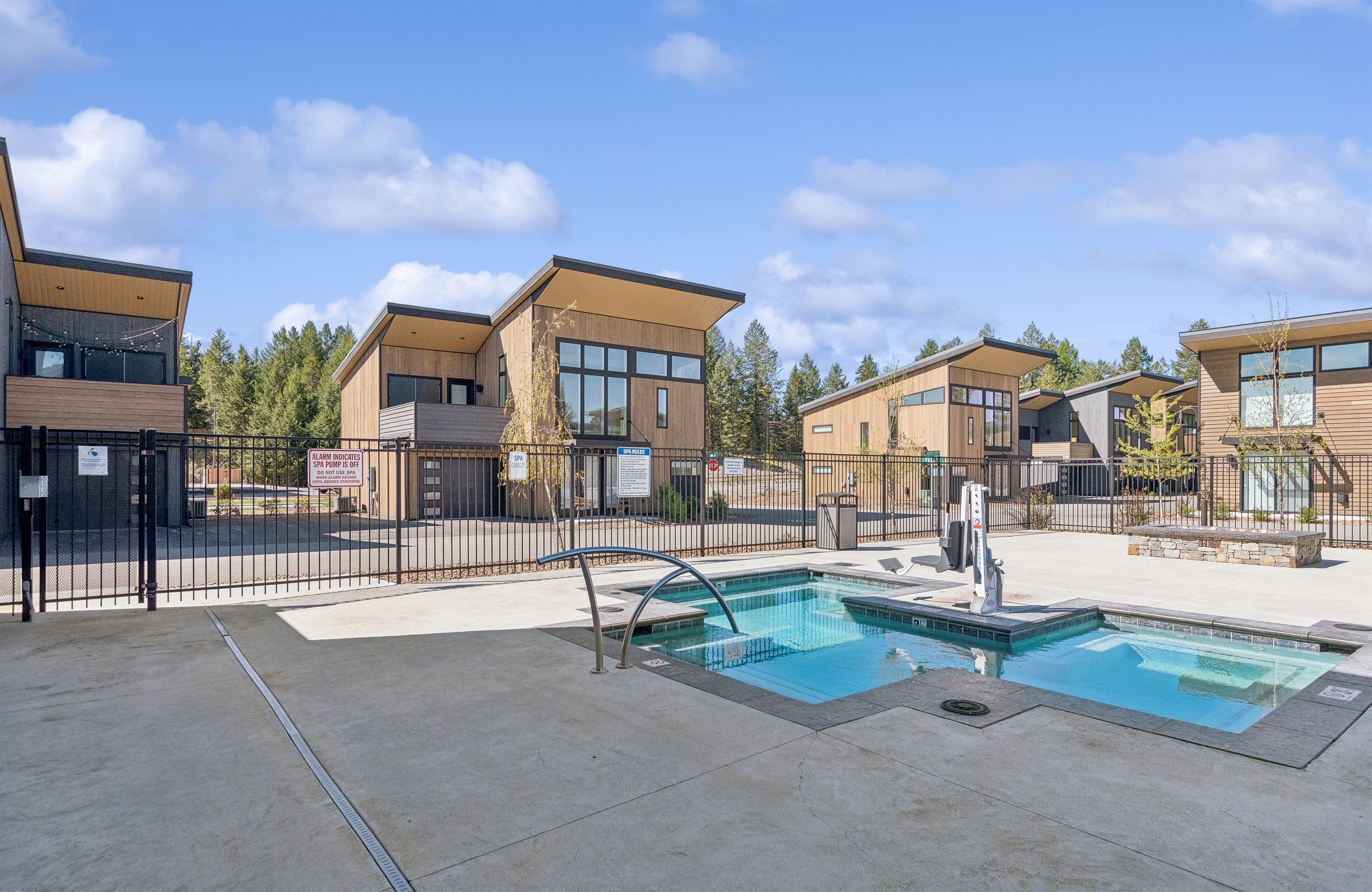 Outdoor Spa Oasis: Dive into relaxation with year-round hot tubs and stunning mountain views!