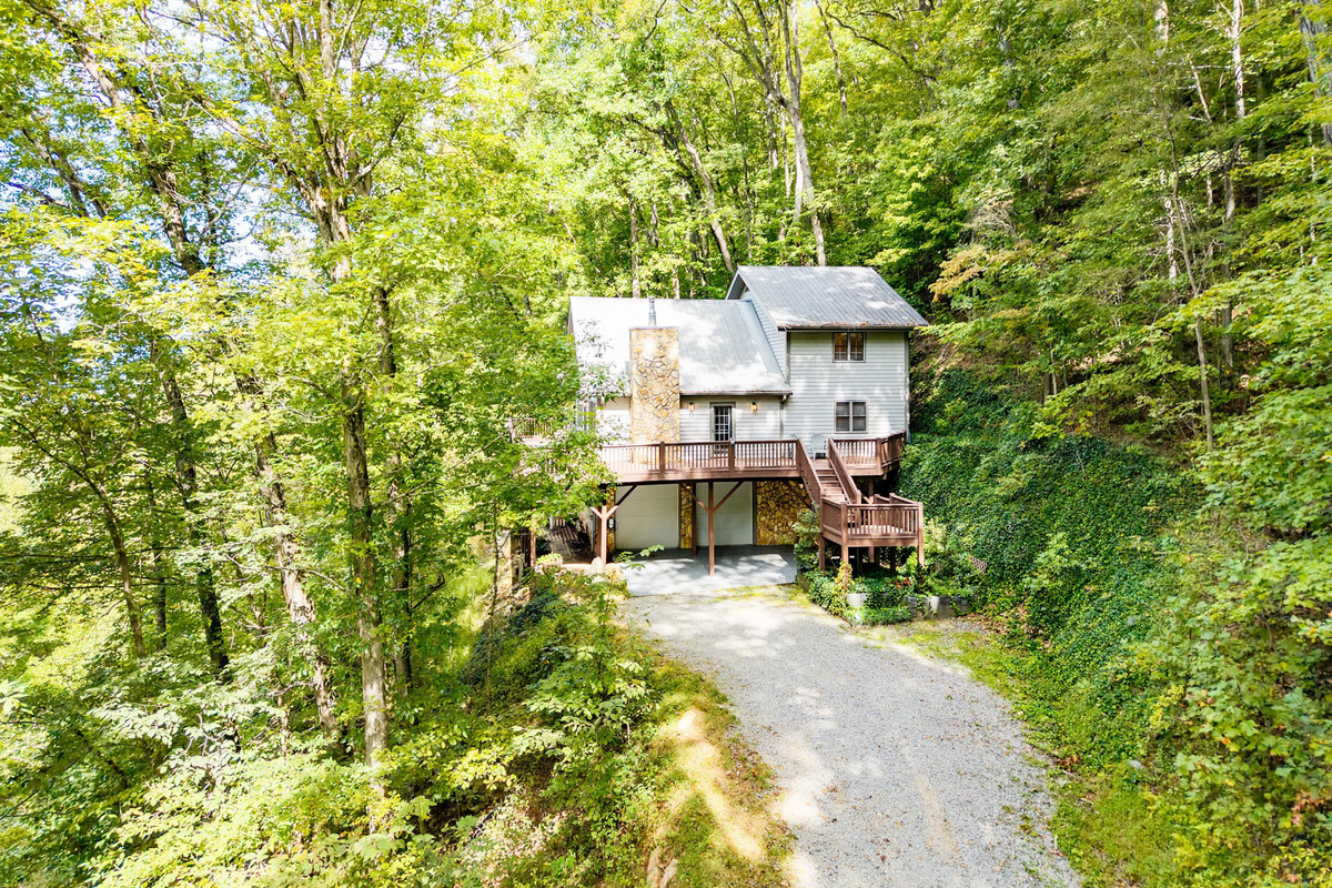 Important arrival information: The driveway is gravel. Tight like most in Western NC with comfortable room for two vehicles. The road leading to the cabin is completely paved and only 15 minutes from downtown Bryson City.