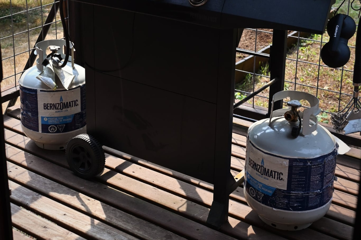 Grill w/ propane available :)