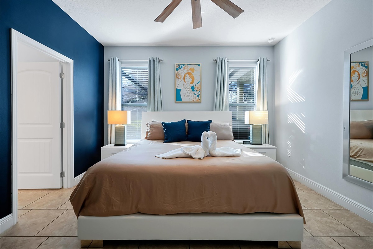 The downstair primary suite features a king size bed for guests.