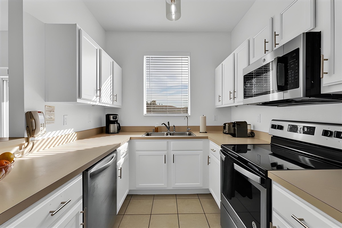 The kitchen is fully equipped for home made meals on vacation.