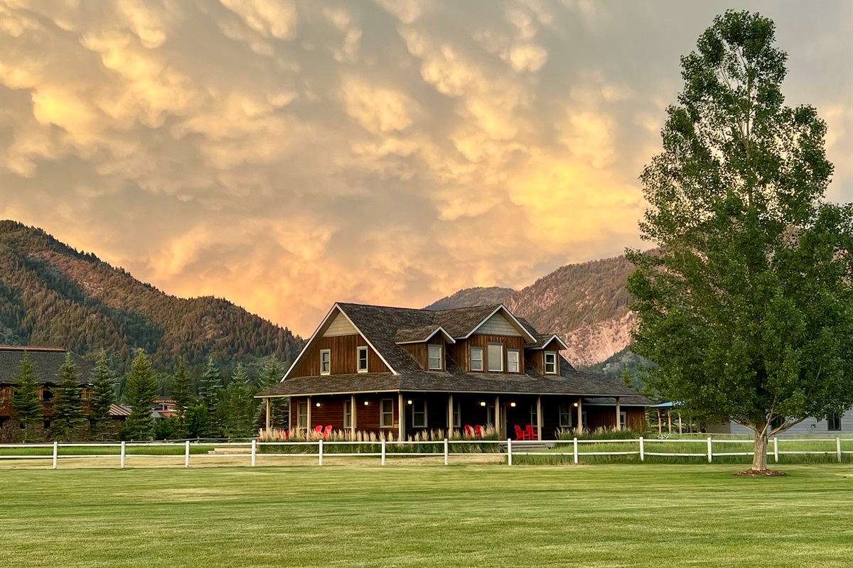 Come for the wide open spaces!  Alpine Airspace sits on 2+ acres.
