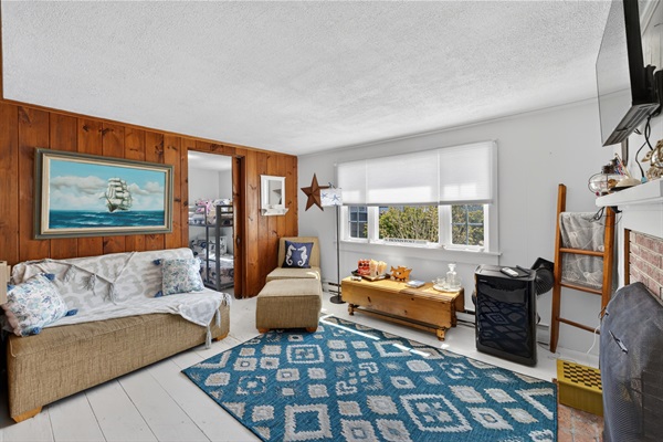 Bright and comfortable area to gather and unwind.