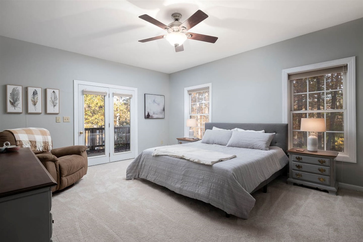 Primary bedroom on main level w/private bathroom