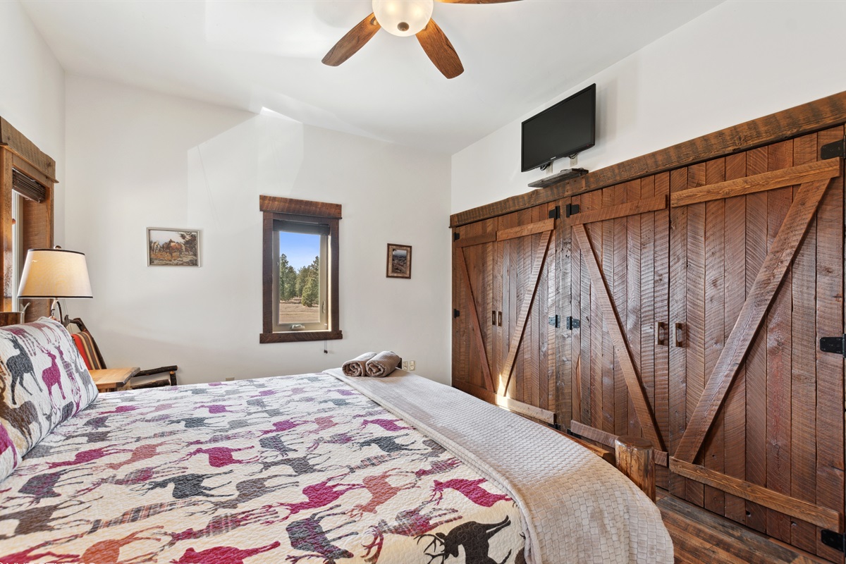 Featuring rustic charm, plush bedding, and stunning mountain views—your serene escape awaits!