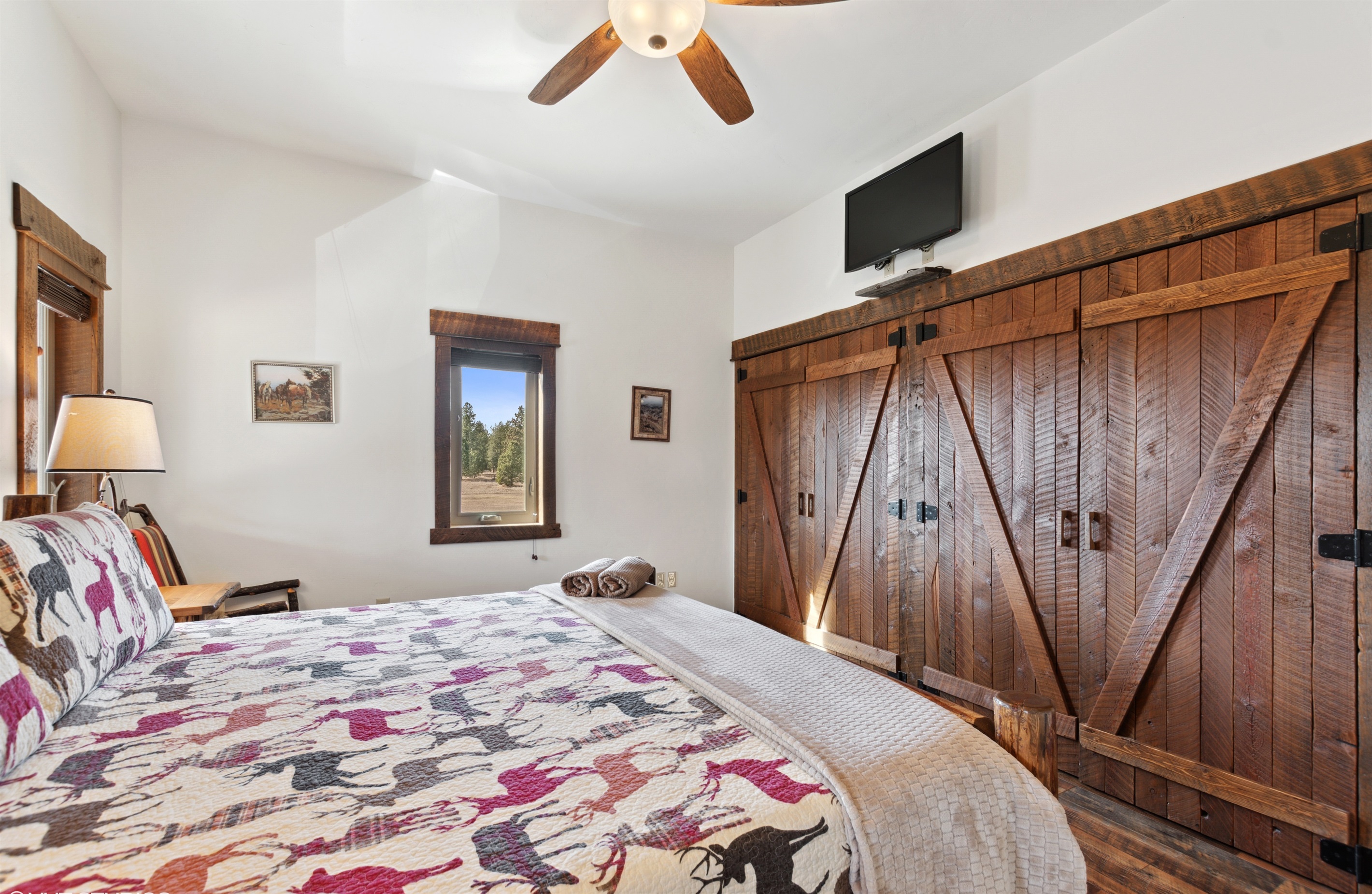 Featuring rustic charm, plush bedding, and stunning mountain views—your serene escape awaits!