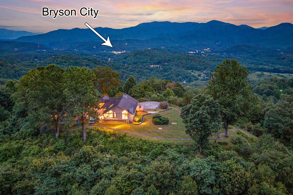 Panoramic Retreat: Enjoy breathtaking mountain views and serene sunsets from your private getaway!