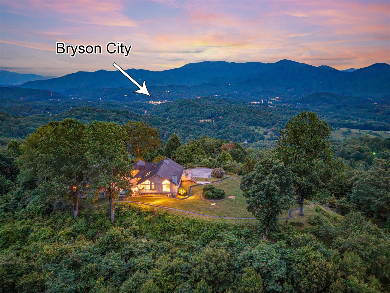 Panoramic Retreat: Enjoy breathtaking mountain views and serene sunsets from your private getaway!