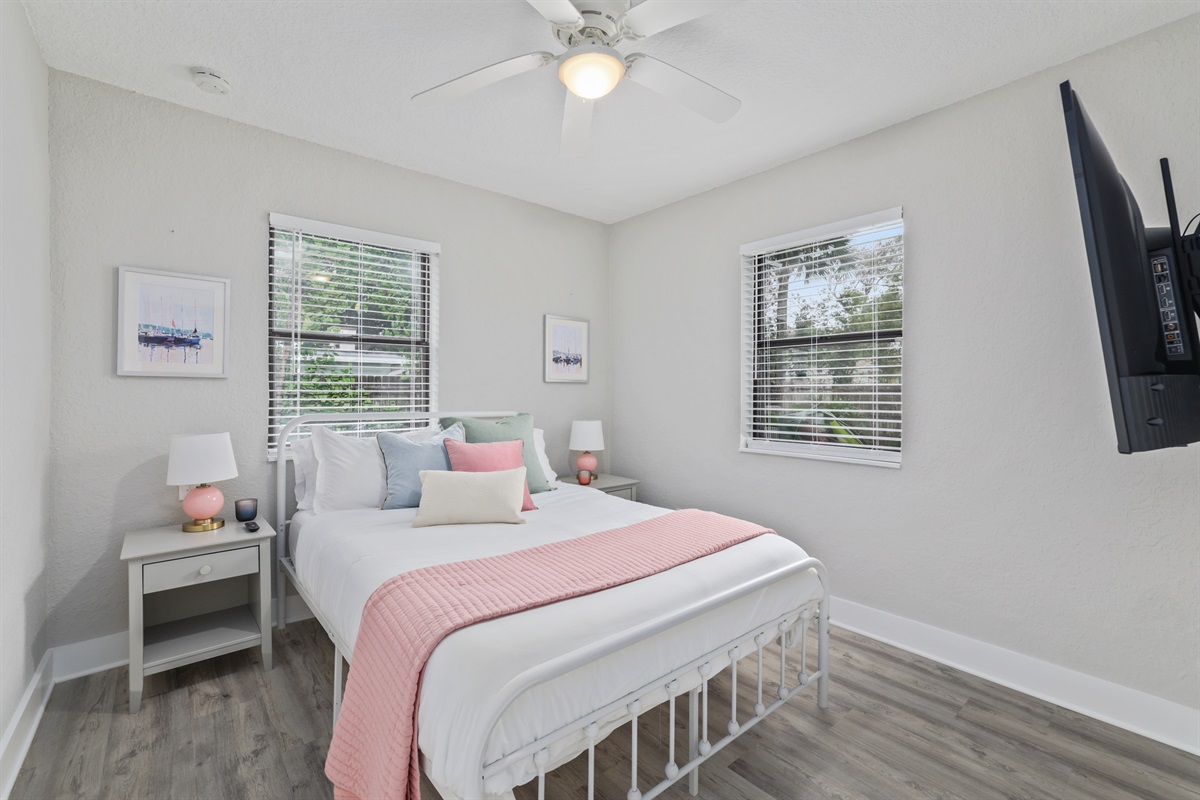 Guest room with queen sized bed