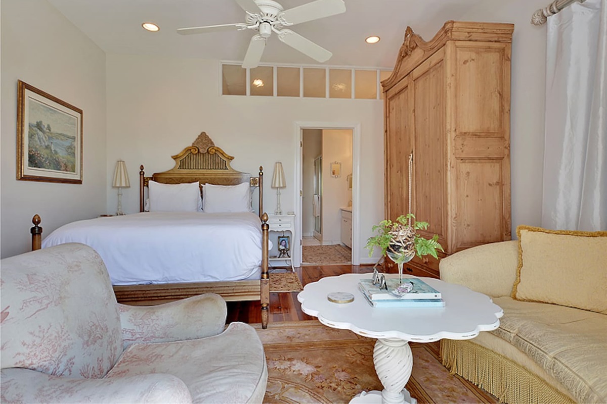 Master Bedroom (Queen Size)