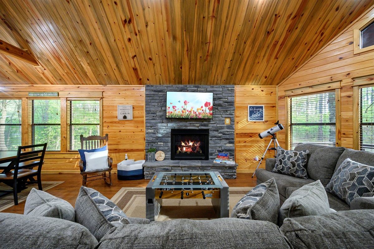 📺 Open-concept comfort. Perfect for movie nights, game time, or relaxing after exploring Hochatown.