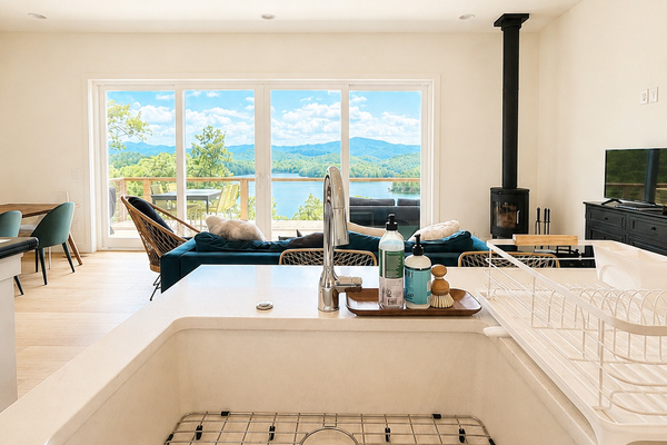 The view doesn't stop at the windows. ✨
At Hidden Point House, the lake and mountain scenery follow you from the living room all the way into the kitchen.