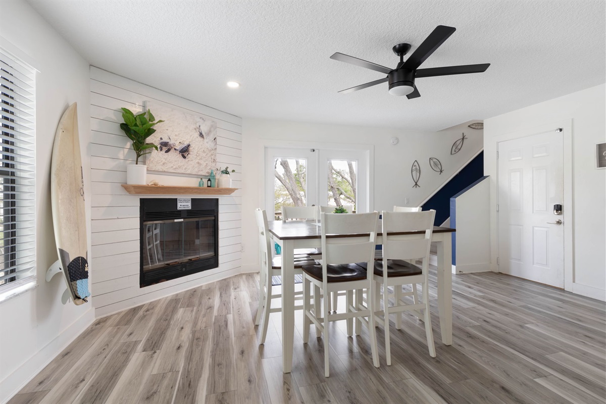 Breakfast lingers a little longer here, with sunlight on the table, beach plans in the air, and the family gathering close before another day outside. By evening, the same space holds takeout, stories, and the warmth that makes a trip feel unforgettable.