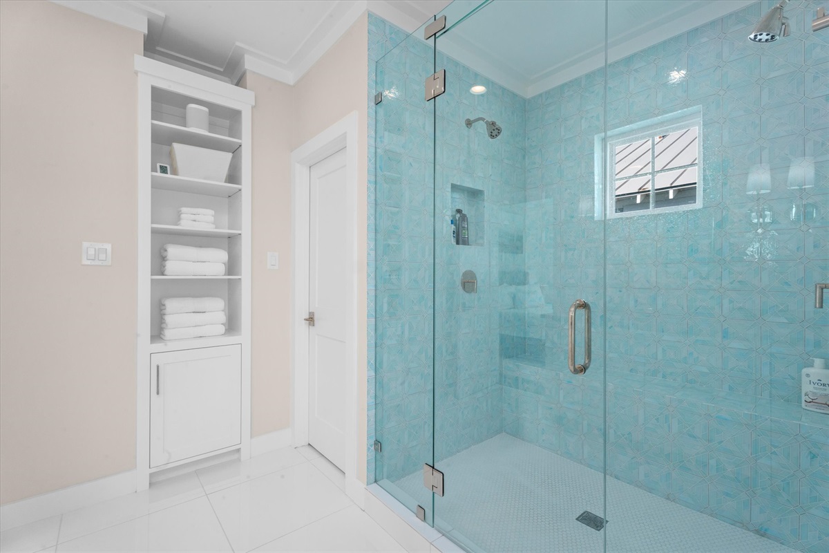 cef70a5052c04338b733845be19ae031 Large | Beachhouse | Texas | TX | Vacation Homes | Galveston | Crystal Beach | Kokomo | Breezy Days | Beachfront Elegance | Sunrise Serenity | Southern Sands Property Management, LLC