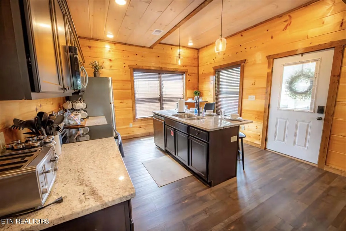 The kitchen island at Marigold Cabin adds extra prep space and casual seating, making it easy to entertain while you cook. This beautifully appointed Pigeon Forge cabin rental blends functionality with mountain charm, giving your group a welcoming heart-of