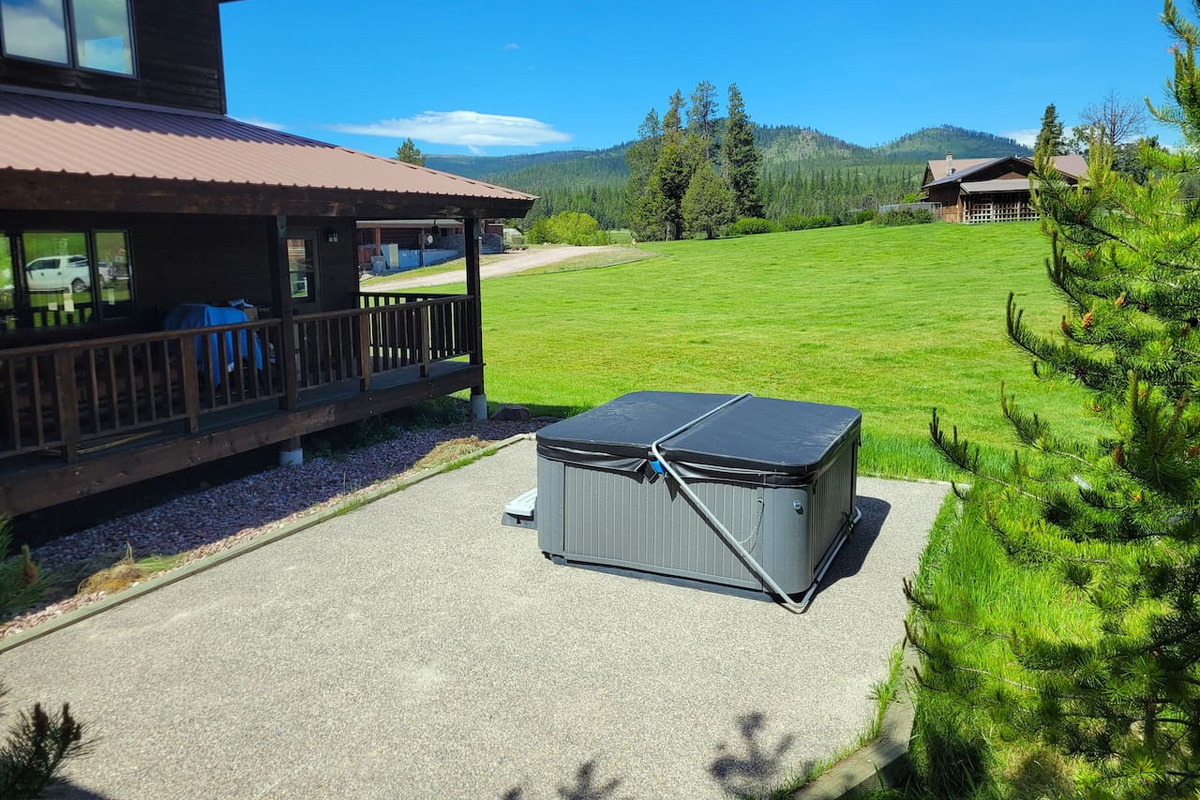 Hot tub patio (shared with cabin next door)