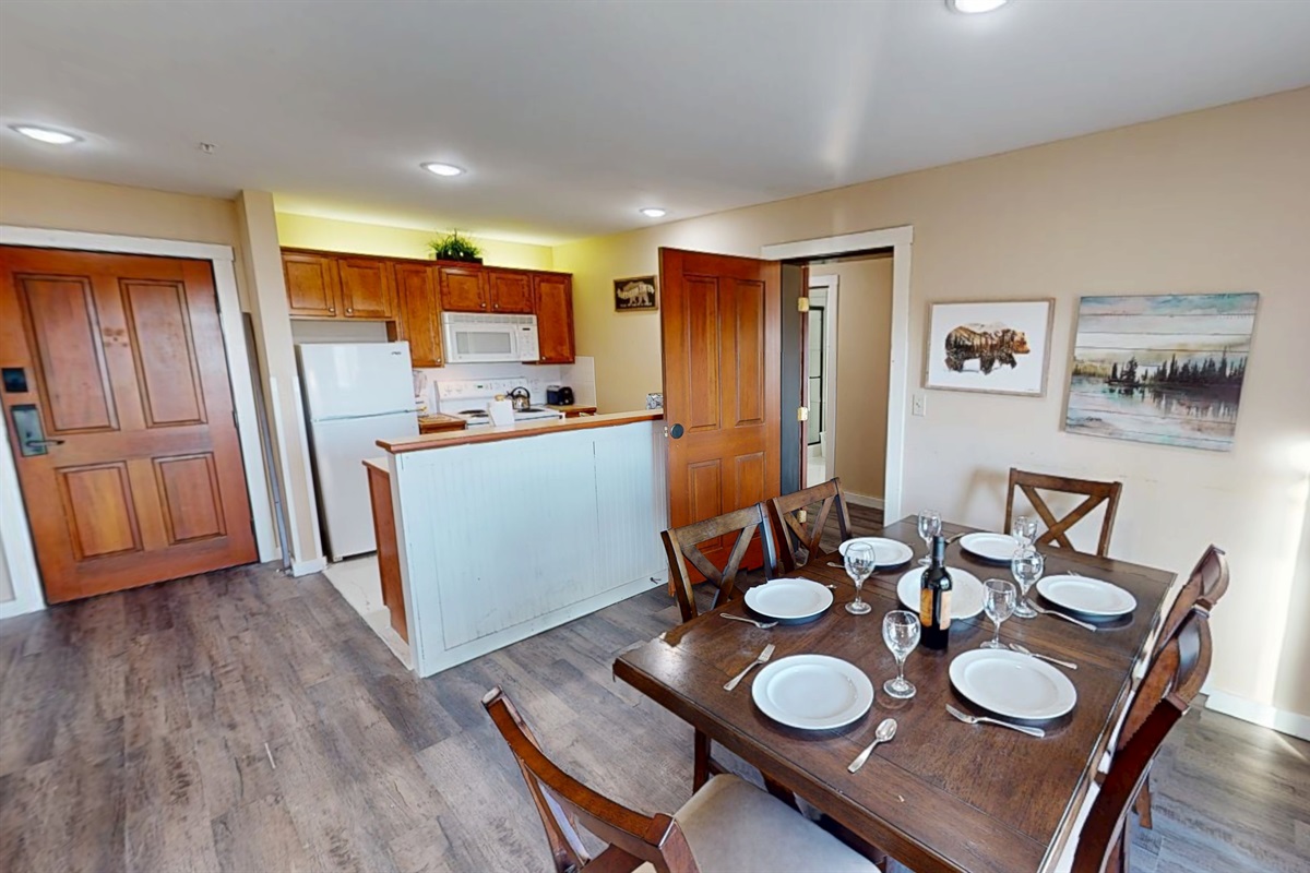 Open-plan dining for six—perfect for family meals or game night.