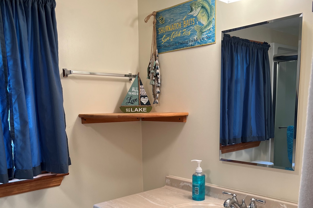 1st floor bathroom with tub/shower