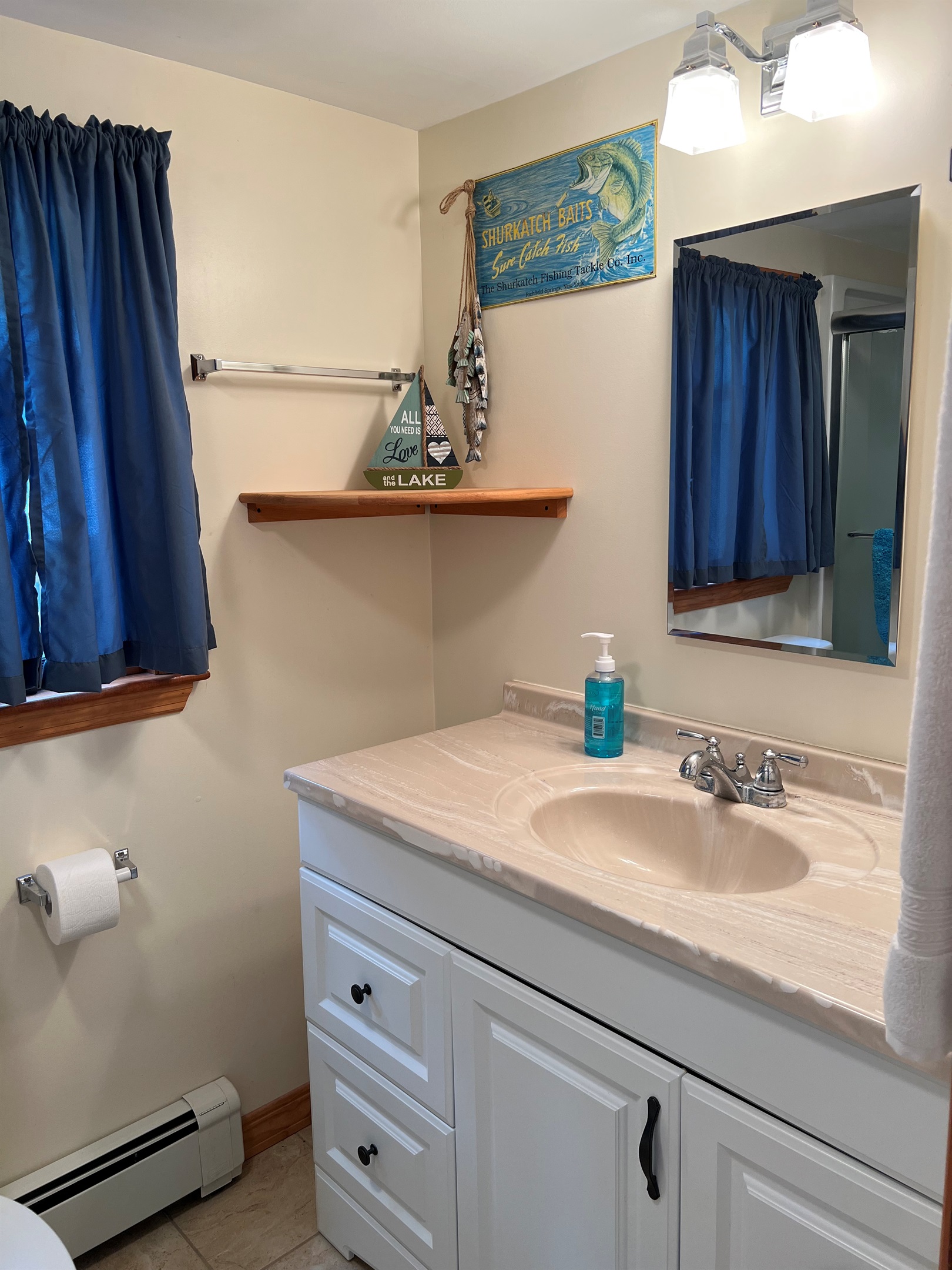 1st floor bathroom with tub/shower