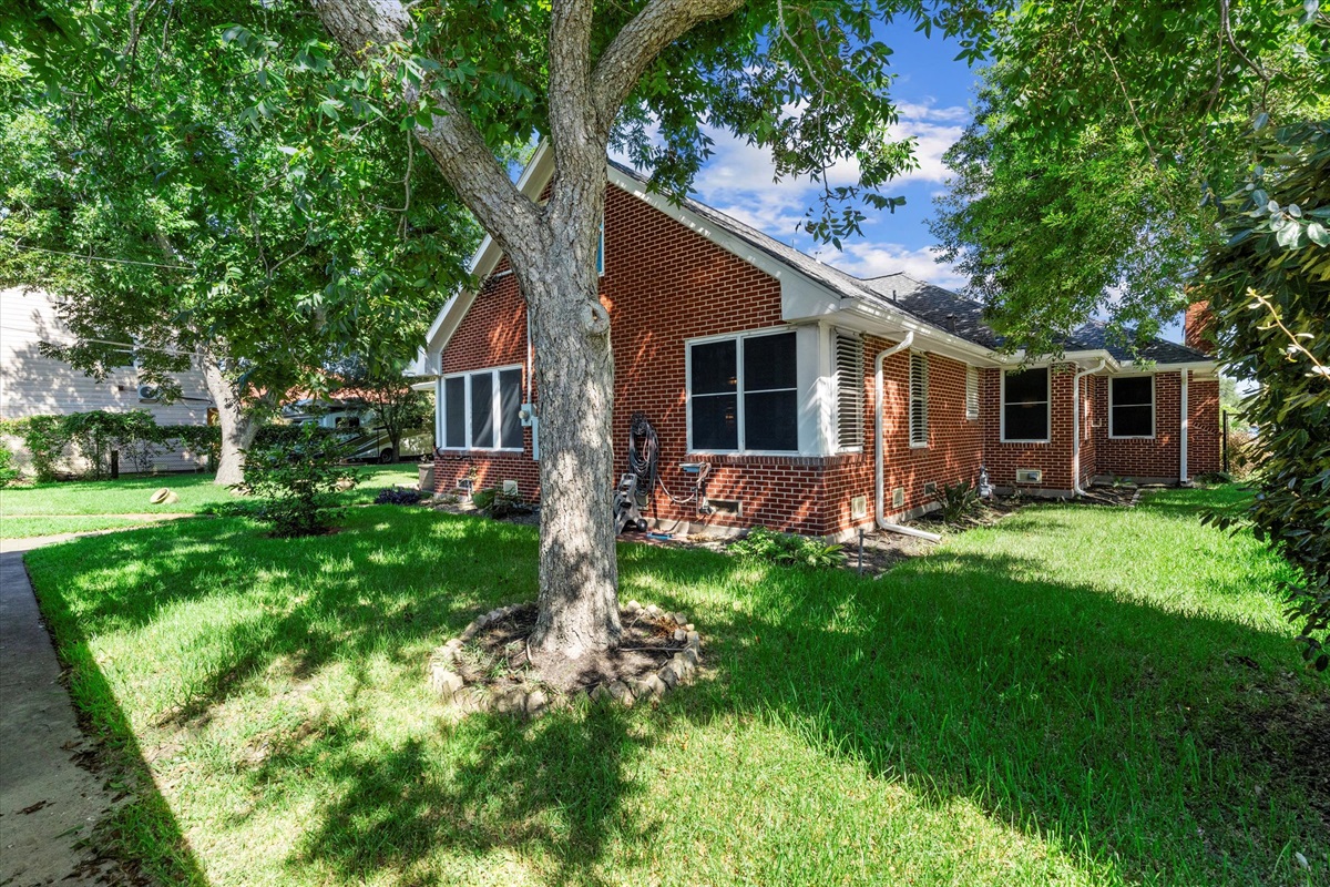 cf1fada9695d4ac889e695e9581ce19a Large | Beachhouse | Texas | TX | Vacation Homes | Galveston | Crystal Beach | Kokomo | Breezy Days | Beachfront Elegance | Sunrise Serenity | Southern Sands Property Management, LLC