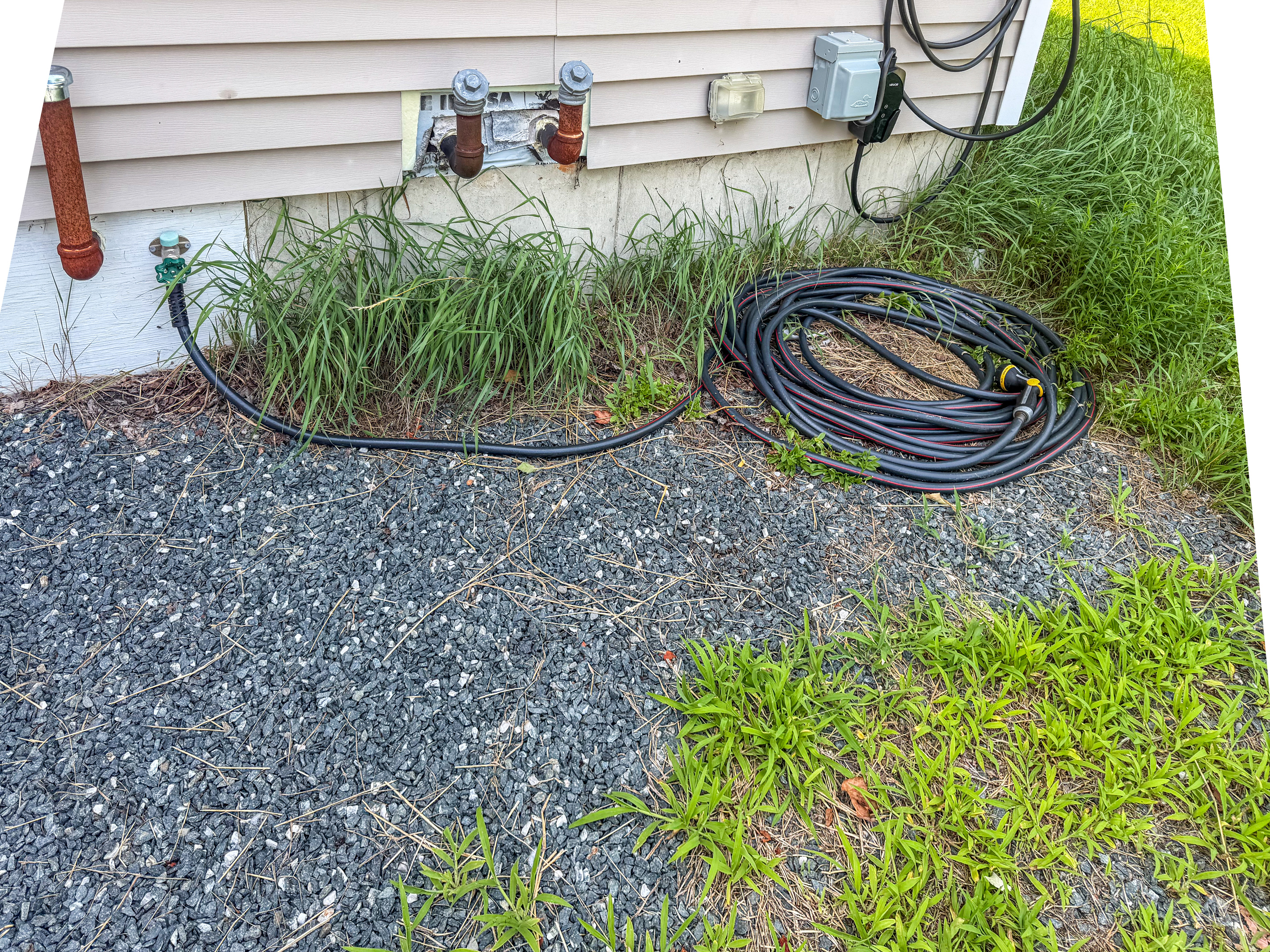 Wash outdoor gear, trail mud, or muddy paws easily using the high-flow outdoor hose station. This dedicated gravel-base wash area is located on the side of the home right next to the driveway, making cleanup fast after regional trail adventures.